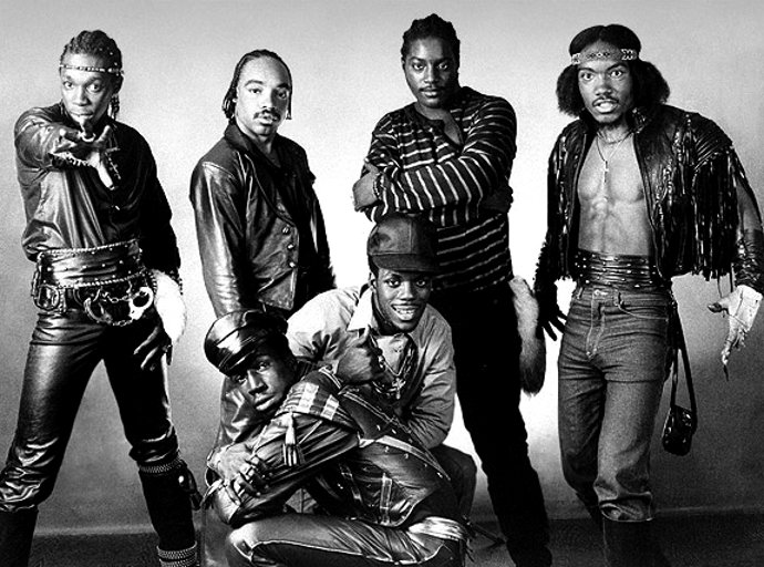 Portrait photo en noir et blanc du groupe Grandmaster Flash and the Furious Five