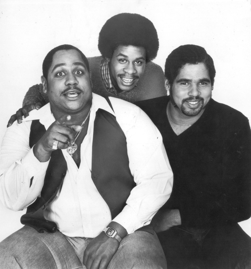 Big Bank Hank, Master Gee et Wonder Mike, les 3 membres du Sugarhill gang prennent la pose pour un photo portrait. La photo est en noir et blanc.