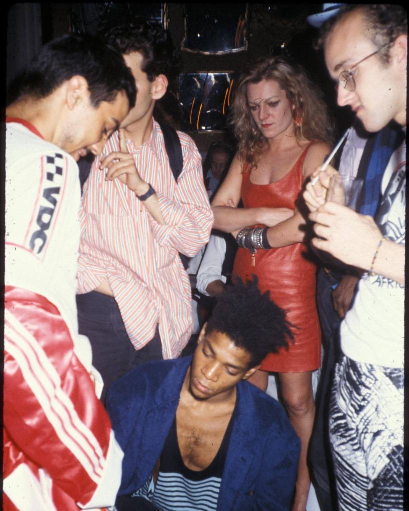 Futura 2000, Cookie Mueller, Jean-Michel Basquiat, et Keith Haring à l'after party d'un concert de Madonna à New York City en Juin 1985