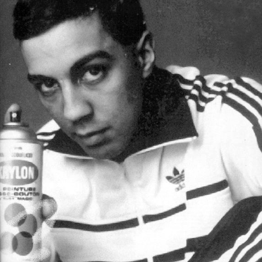 Photo de l'artiste Futura 2000 dans sa jeunesse avec une bombe de peinture à la main.