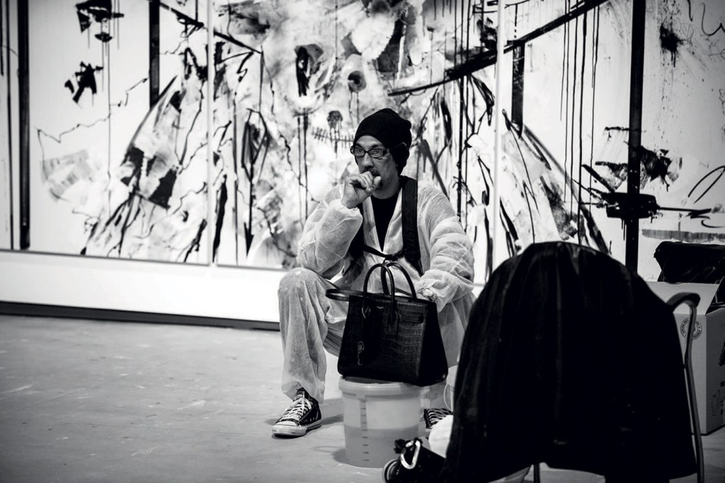 Futura 2000 assis dans une galerie d'art