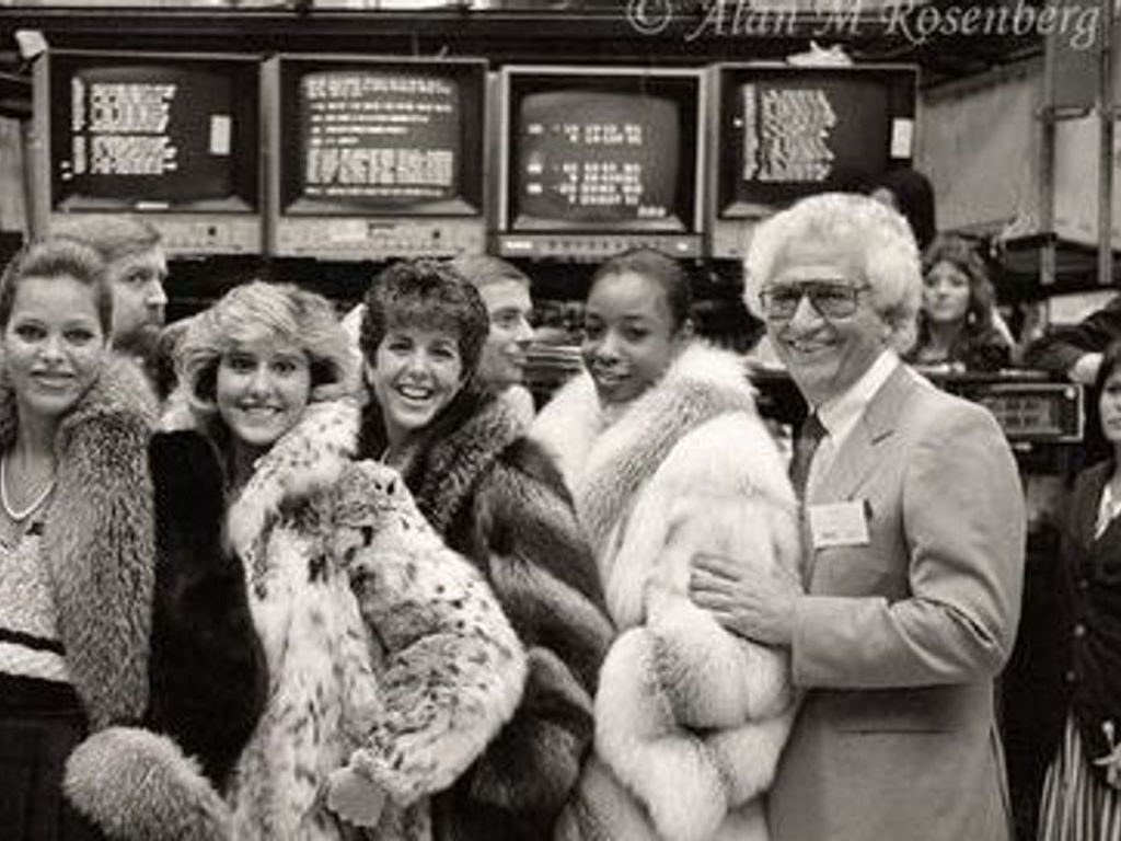 Fred Scharwtz dit Fred le fourreur accompagné de 4 femmes en vêtements de fourrures