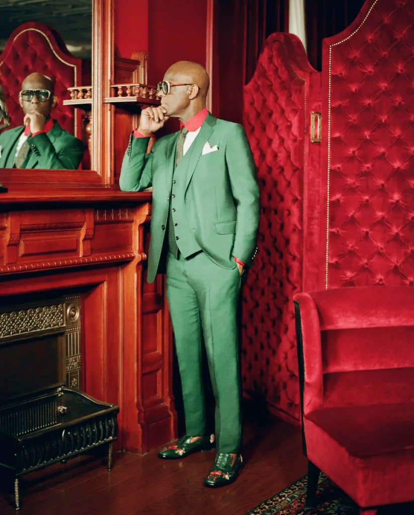 Dapper Dan se regardant dans le miroir dans son atelier à Harlem