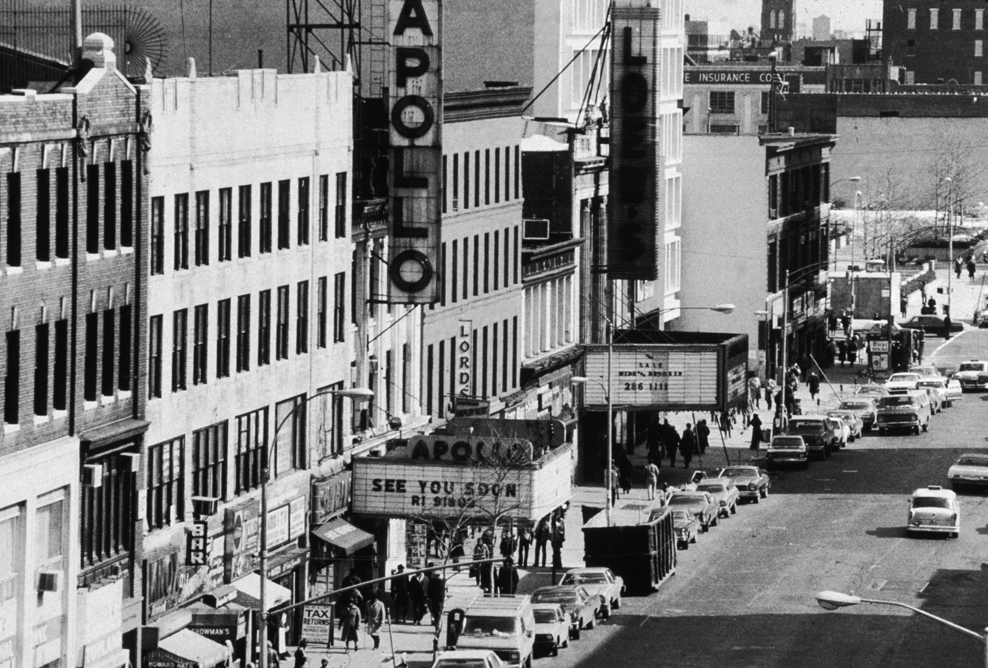 Photo en noir et blanc de l'Apollo Theater à Harlem, New York